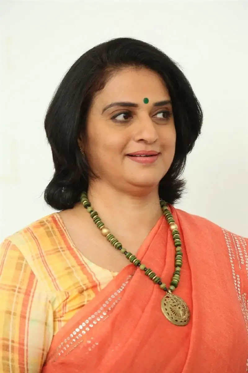 TELUGU ACTRESS PAVITRA LOKESH IN ORANGE SAREE AT MALLI PELLI MOVIE INTERVIEW 4